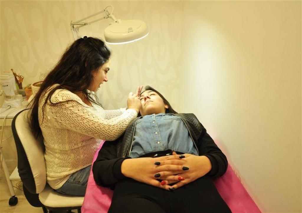 מספרת קובי ובת חן מספרת קובי ובת חן