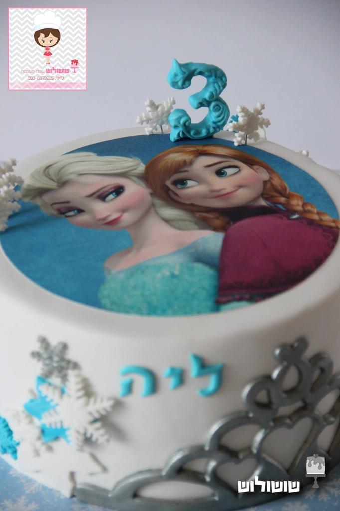 שושולוש עוגות מעוצבות בבצק סוכר שושולוש עוגות מעוצבות בבצק סוכר