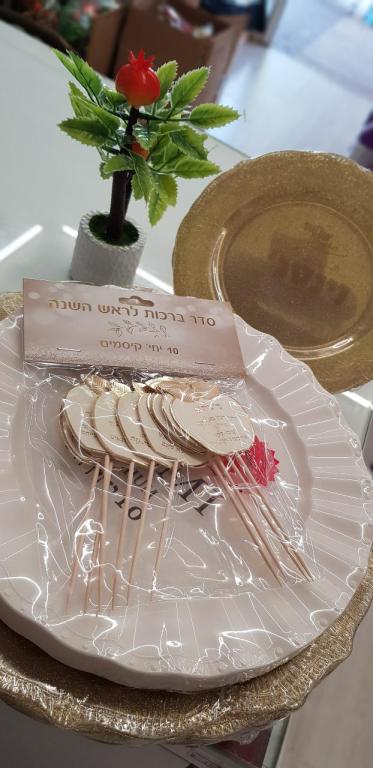 שש וארגמן שש וארגמן