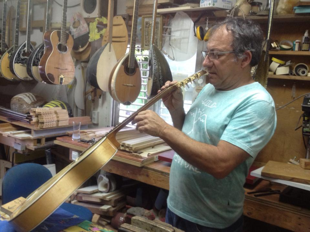 בוזוקי גיטרות וכלי מיתר בוזוקי גיטרות וכלי מיתר