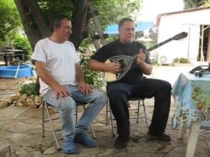 בוזוקי גיטרות וכלי מיתר