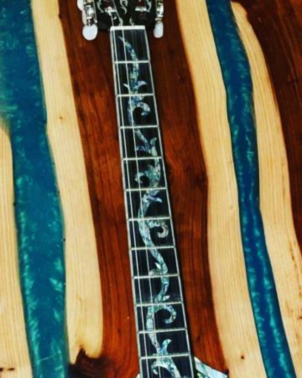 בוזוקי גיטרות וכלי מיתר בוזוקי גיטרות וכלי מיתר