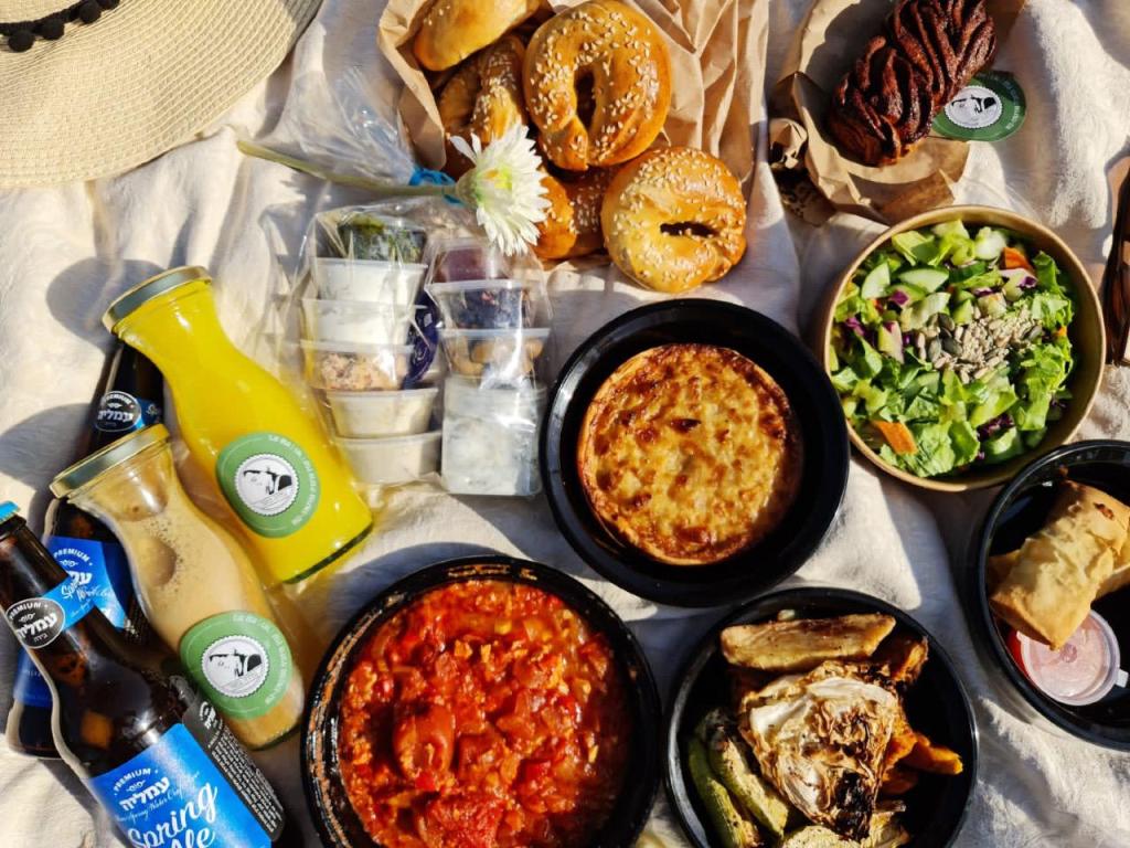 גולדה בחצר גולדה בחצר