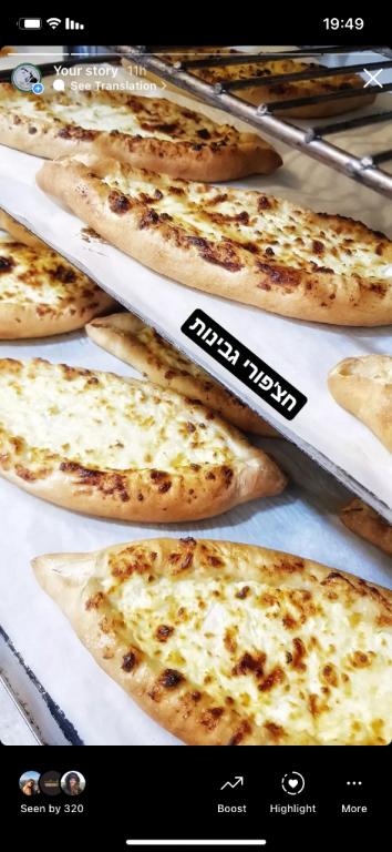 גולדה בחצר גולדה בחצר