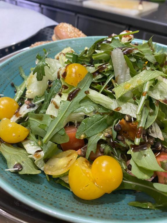 גולדה בחצר גולדה בחצר