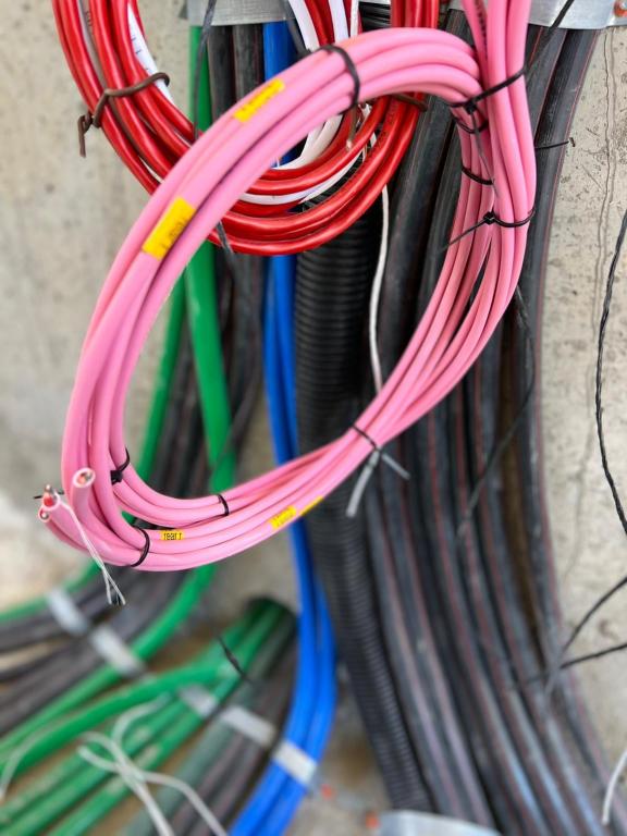 אקוסטי מני אקוסטי מני