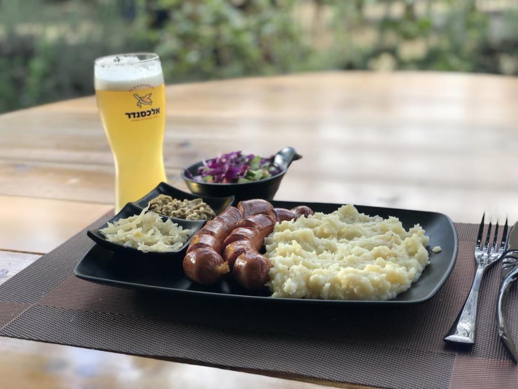 פונדק הג'חנון מול היער פונדק הג'חנון מול היער