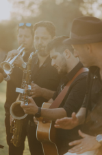 רוקדים