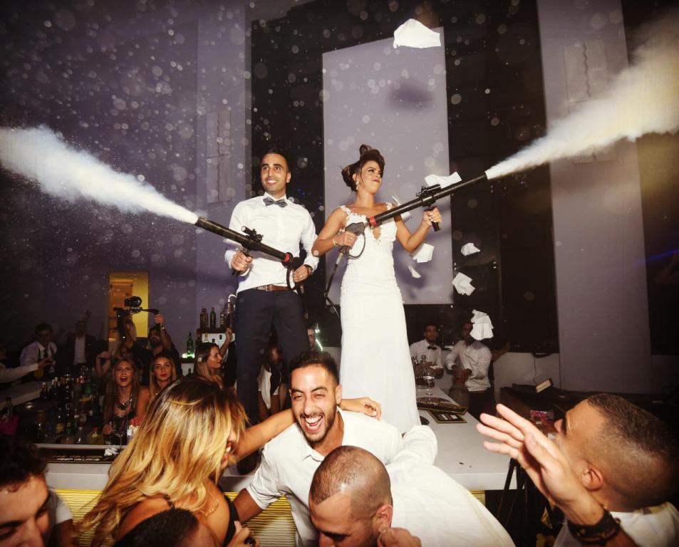 הראשון במגנט הראשון במגנט