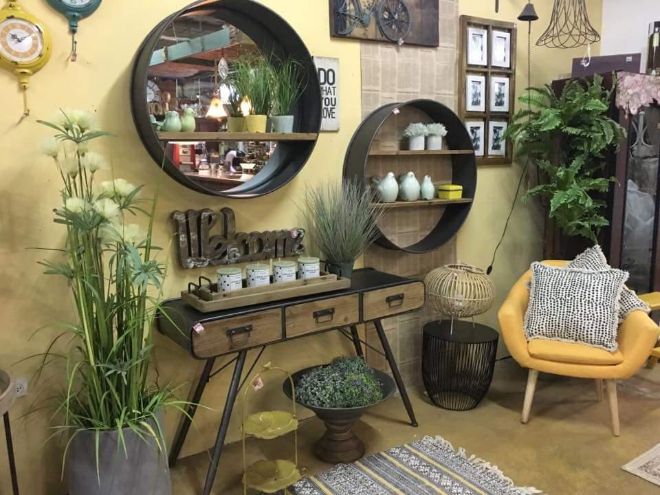 אצל טלי בחצר אצל טלי בחצר