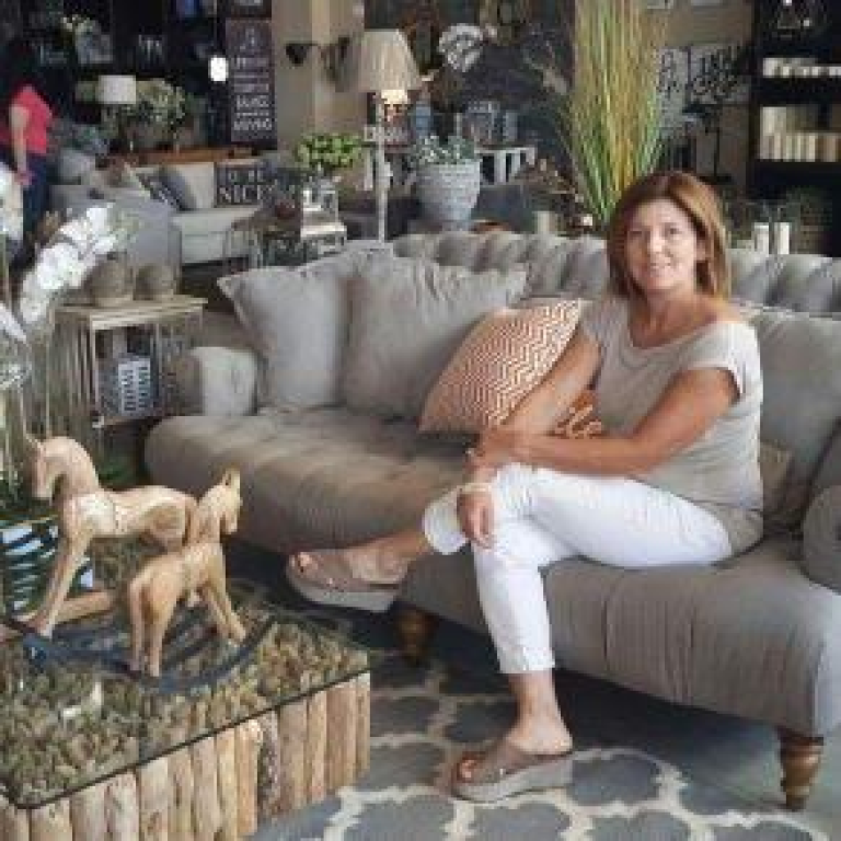 אצל טלי בחצר אצל טלי בחצר