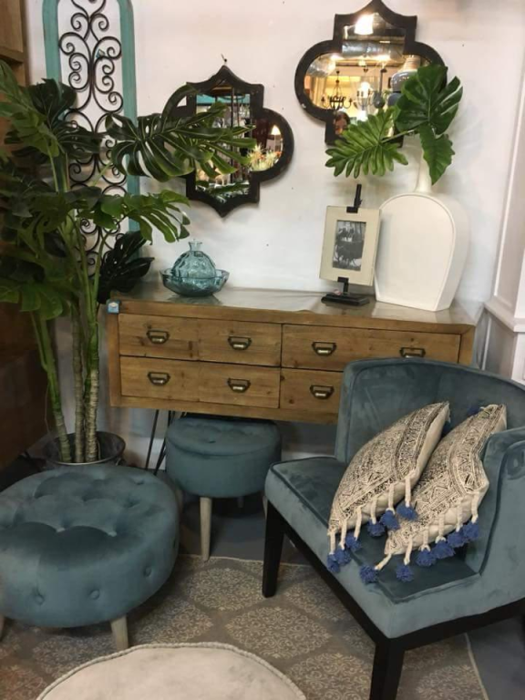 אצל טלי בחצר אצל טלי בחצר