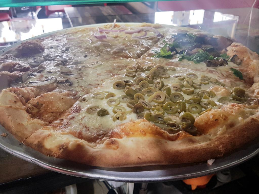 פיצה גבינה ועגבניה פיצה גבינה ועגבניה