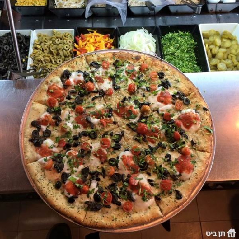 פיצה גבינה ועגבניה פיצה גבינה ועגבניה