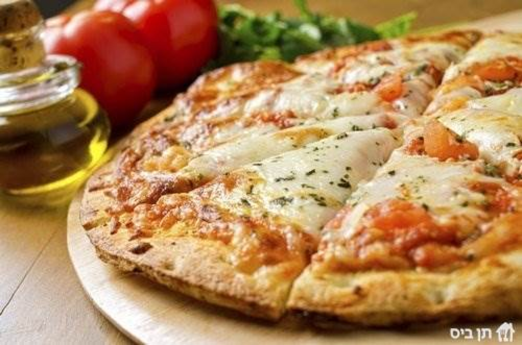 פיצה גבינה ועגבניה פיצה גבינה ועגבניה
