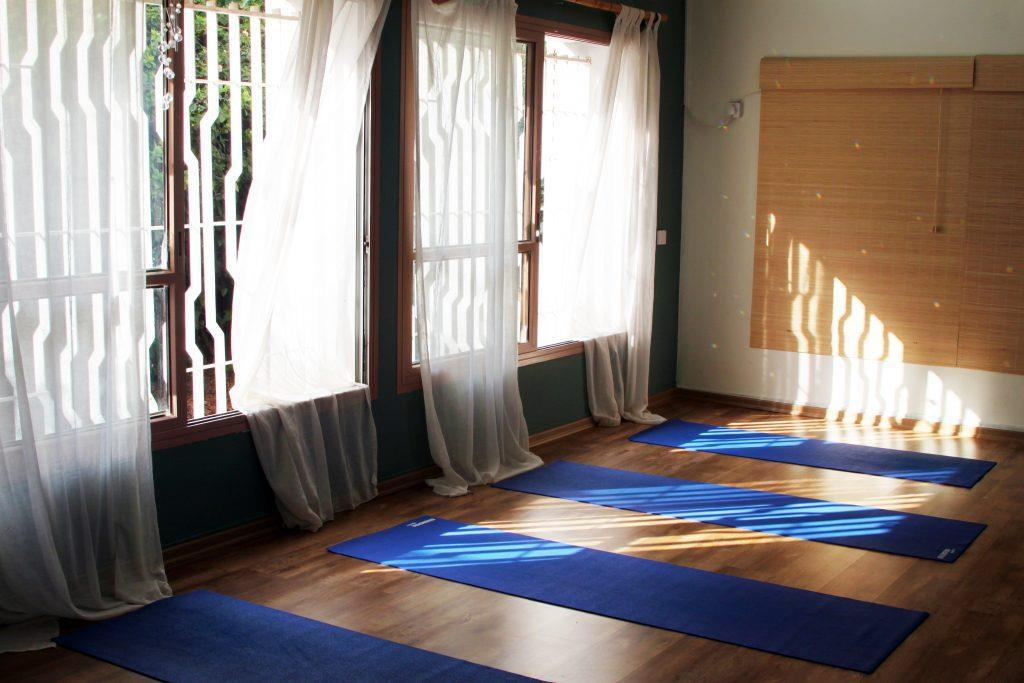 יוגה במרכז יוגה במרכז