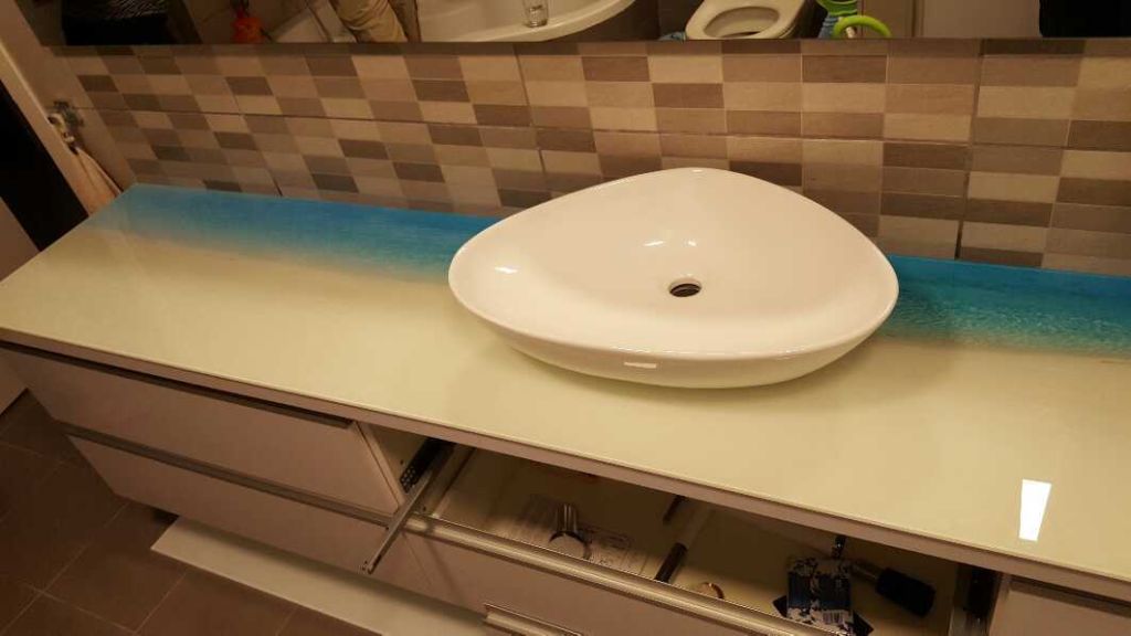 מעבר לזכוכית מעבר לזכוכית