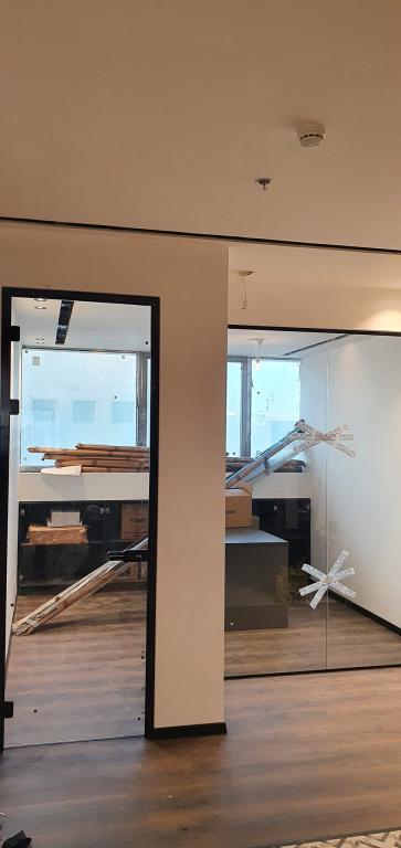 מעבר לזכוכית מעבר לזכוכית