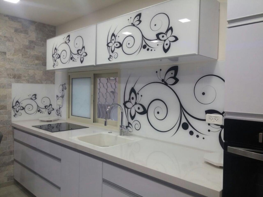 איציק מקלחונים ועבודות זכוכית איציק מקלחונים ועבודות זכוכית