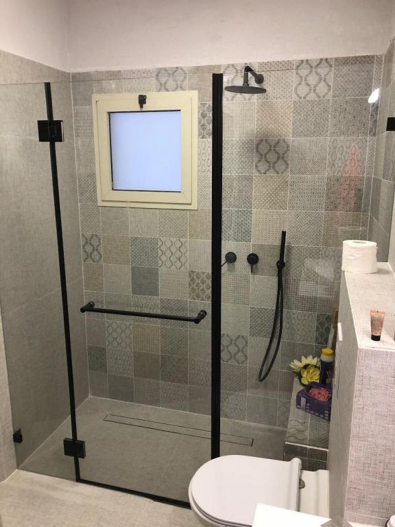 איציק מקלחונים ועבודות זכוכית איציק מקלחונים ועבודות זכוכית