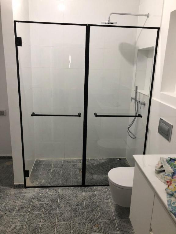 איציק מקלחונים ועבודות זכוכית איציק מקלחונים ועבודות זכוכית