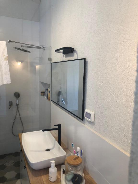 איציק מקלחונים ועבודות זכוכית איציק מקלחונים ועבודות זכוכית