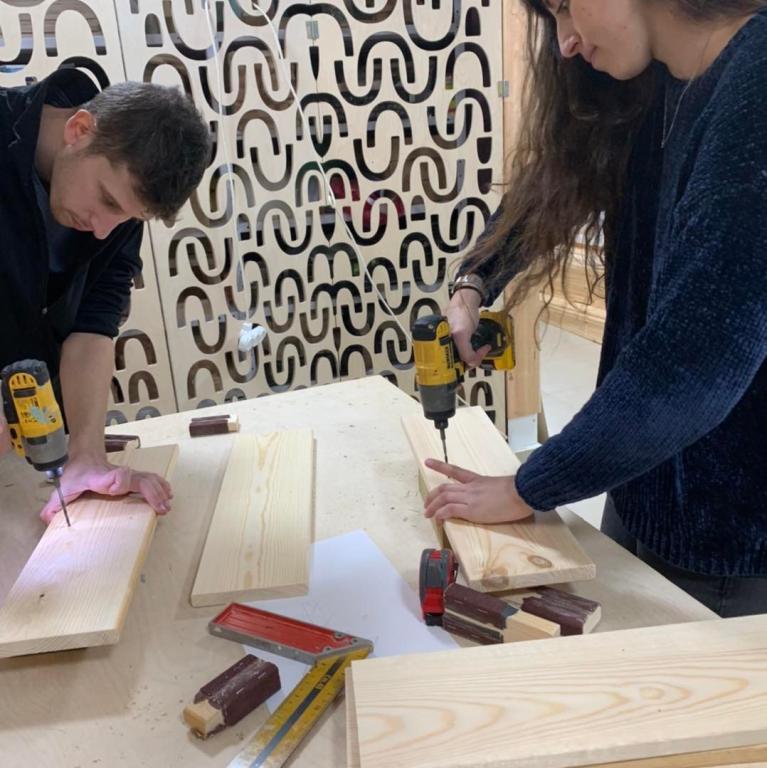 שירי גולדשטיין סדנאות נגרות חוויתיות שירי גולדשטיין סדנאות נגרות חוויתיות