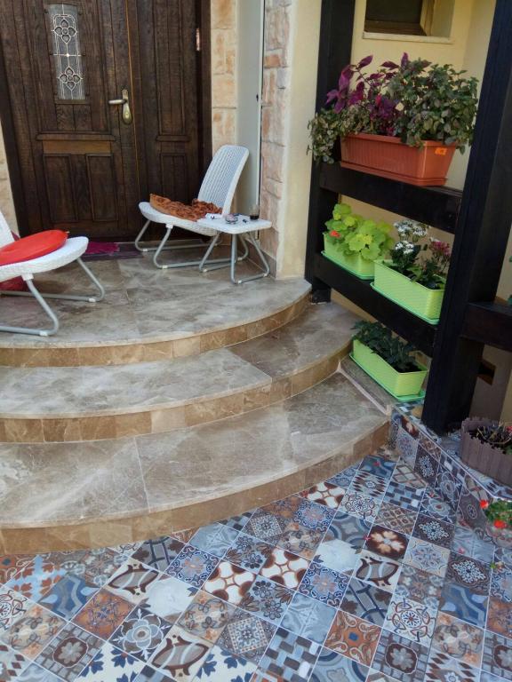 עץ ושיש עץ ושיש