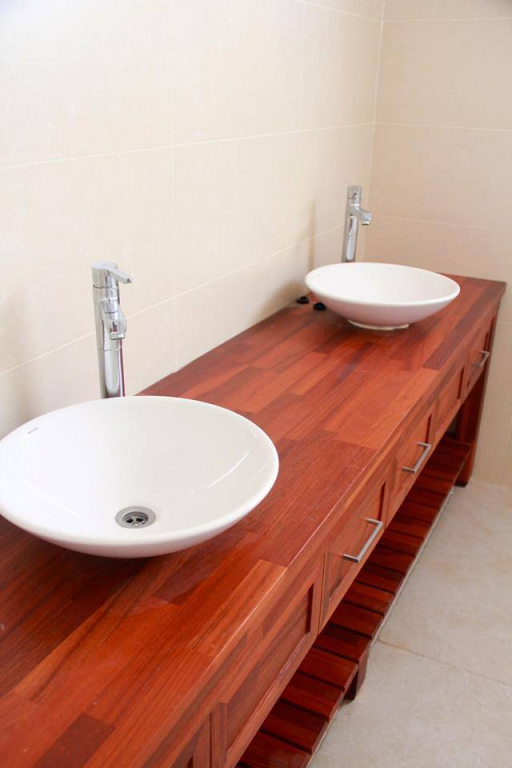 עץ ושיש עץ ושיש