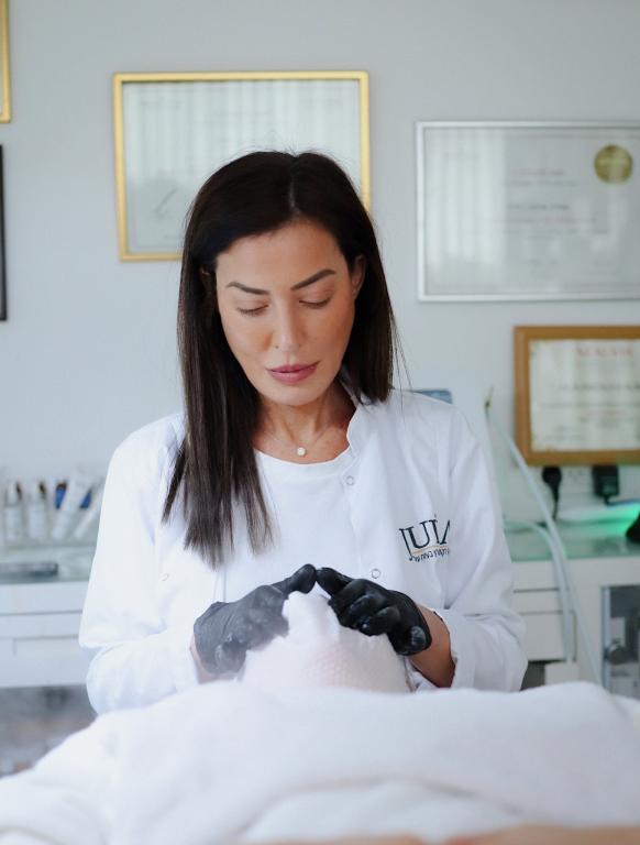 ג'וליה קוסמטיקאית פרא רפואית ג'וליה קוסמטיקאית פרא רפואית