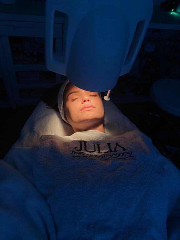 ג'וליה קוסמטיקאית פרא רפואית ג'וליה קוסמטיקאית פרא רפואית