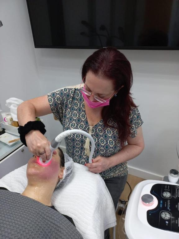 מינה בלאו קוסמטיקאית מוסמכת מינה בלאו קוסמטיקאית מוסמכת