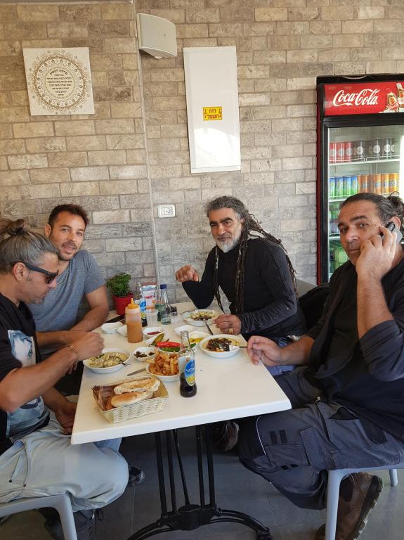 ג'אדי פלאפל וחומוס בר ג'אדי פלאפל וחומוס בר