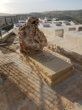 אבני החושן מצבות ואחזקות