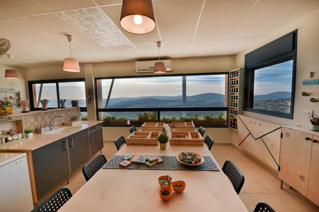 בריבוע נגרות מול הנוף בריבוע נגרות מול הנוף