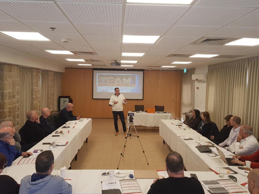 יו פירסט יו פירסט