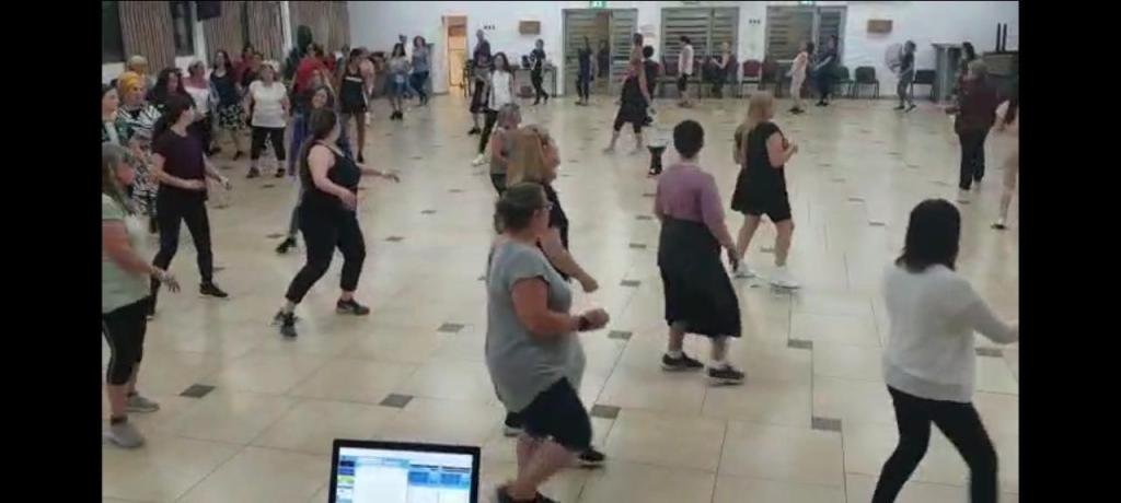 ריקודי עם לנשים ריקודי עם לנשים