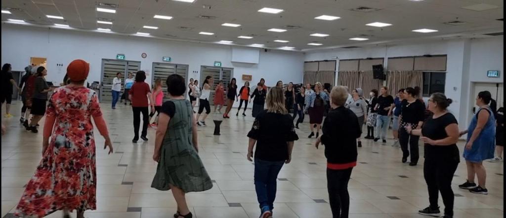 ריקודי עם לנשים ריקודי עם לנשים