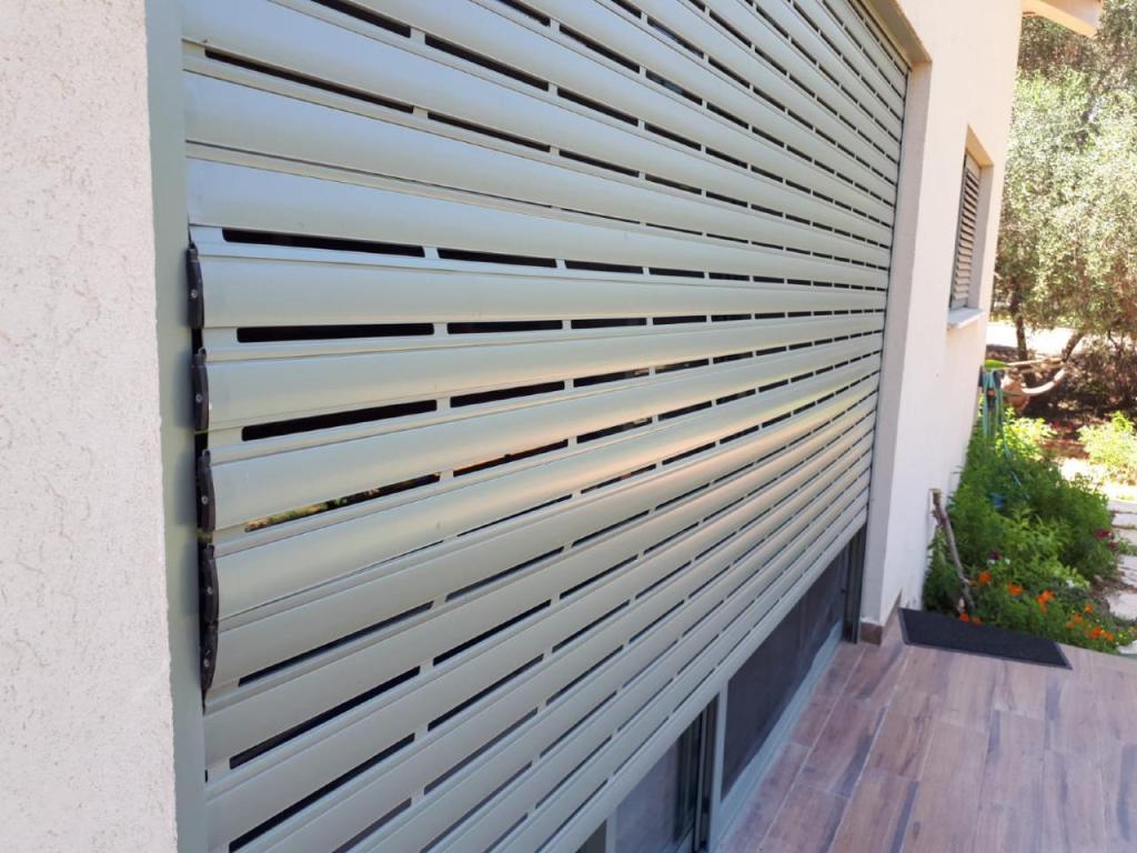 איזי התריסאי איזי התריסאי