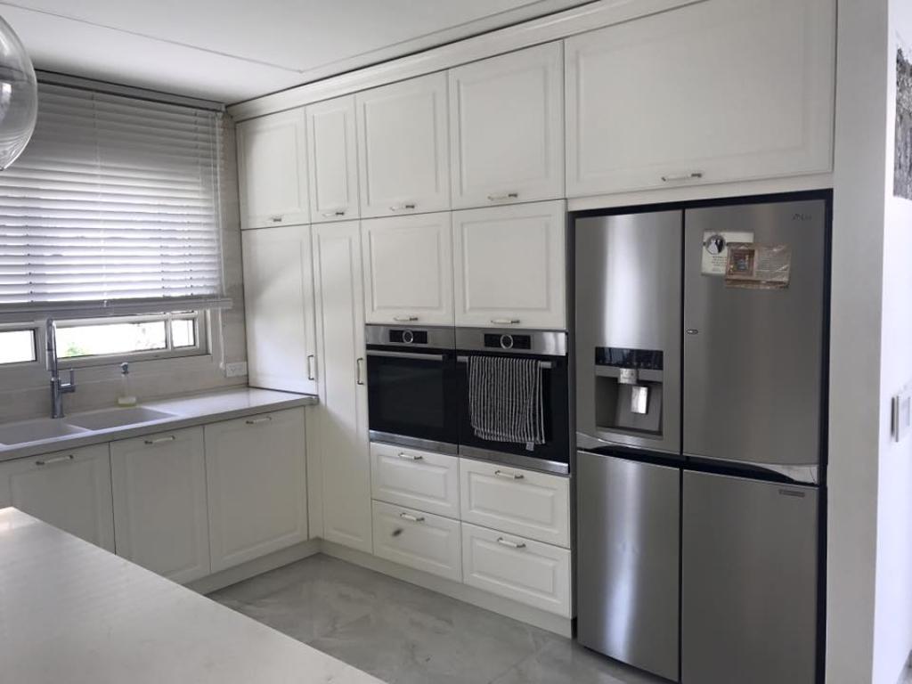 נגרית אדר נגרית אדר