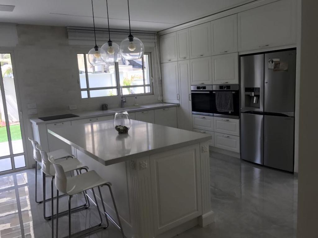 נגרית אדר נגרית אדר