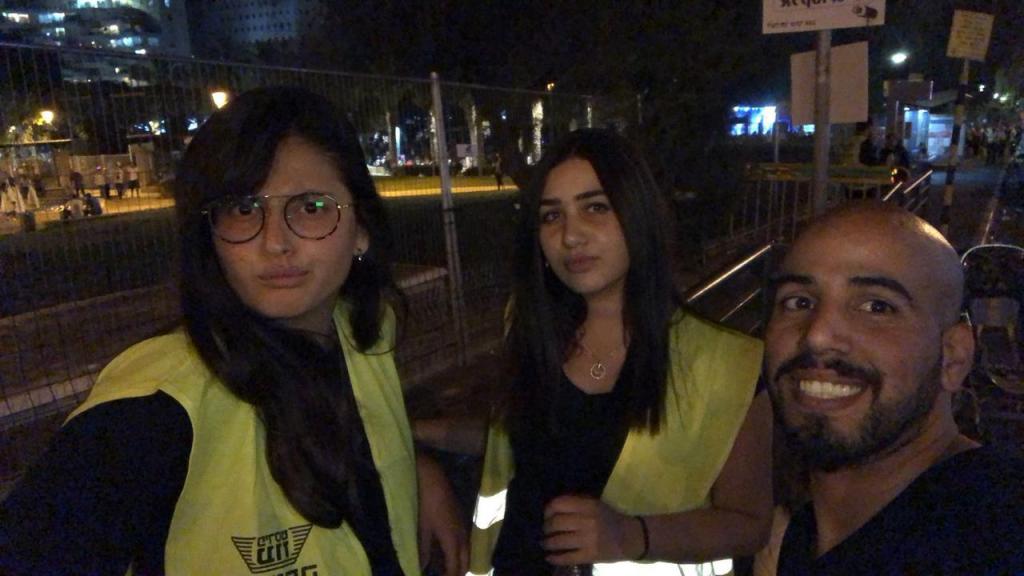 הראשונים בשירות הראשונים בשירות