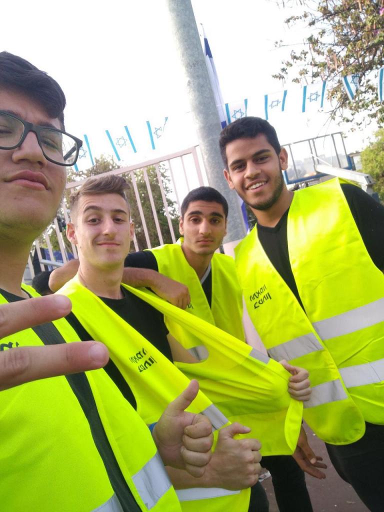 הראשונים בשירות הראשונים בשירות