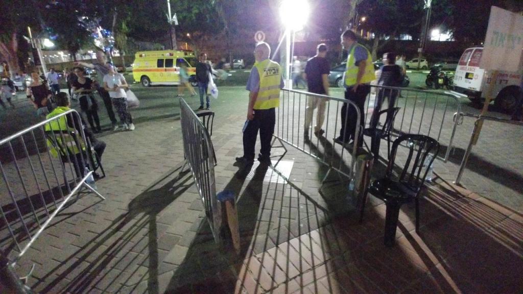 הראשונים בשירות הראשונים בשירות