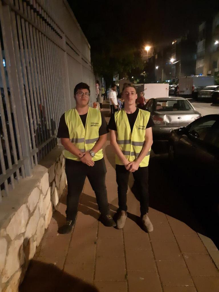 הראשונים בשירות הראשונים בשירות