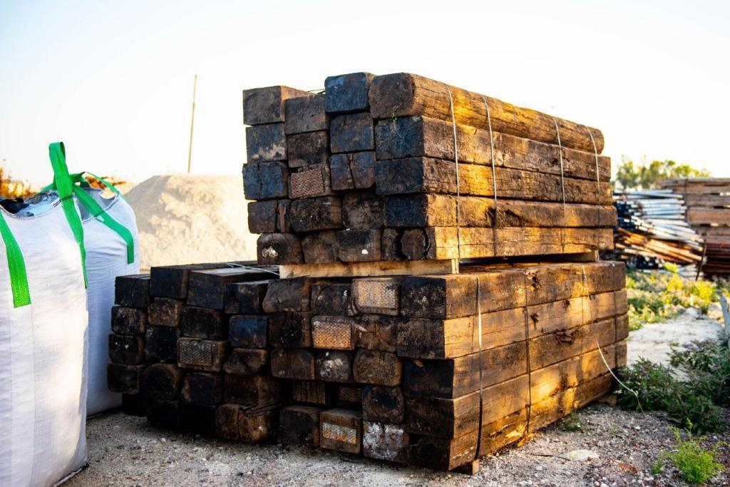 ברק בחצר ברק בחצר