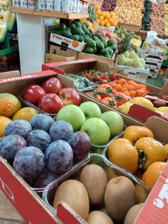 שוק פירות וירקות גיל עמל שוק פירות וירקות גיל עמל