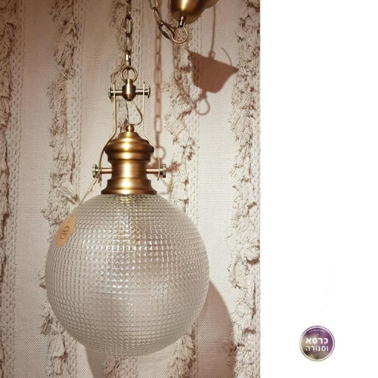 כורסא ומנורה כורסא ומנורה