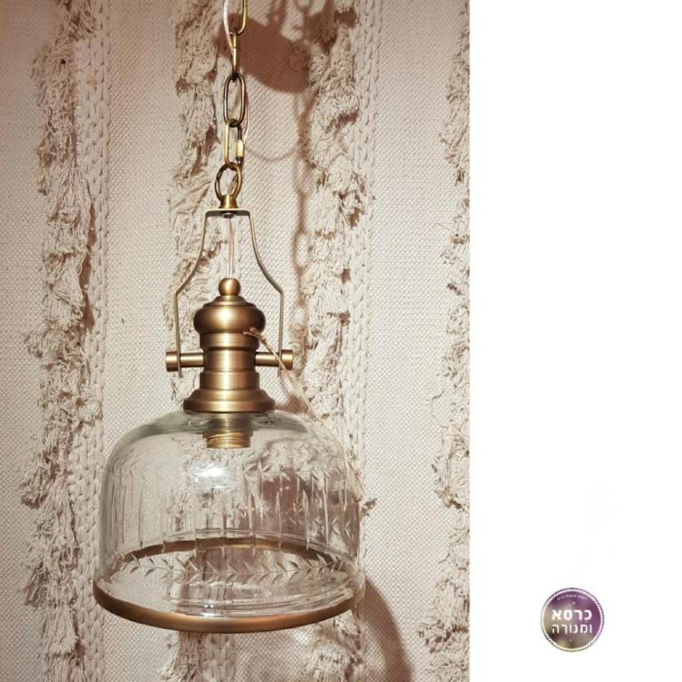 כורסא ומנורה כורסא ומנורה