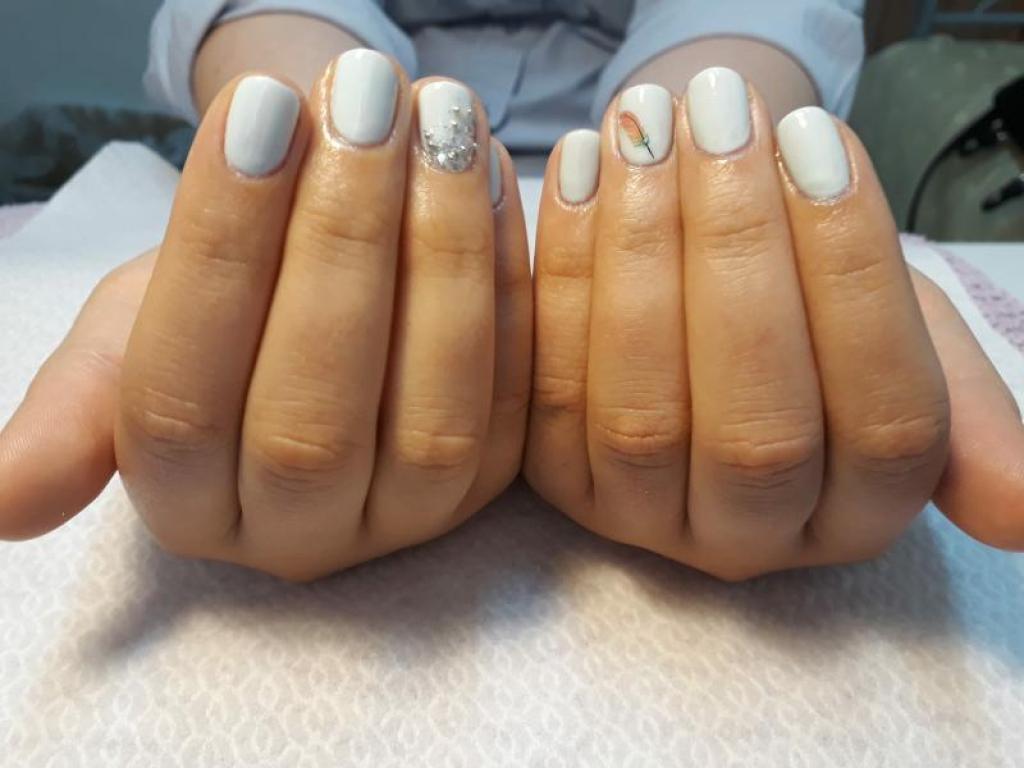 מניקור ולק ג'ל יעל מניקור ולק ג'ל יעל